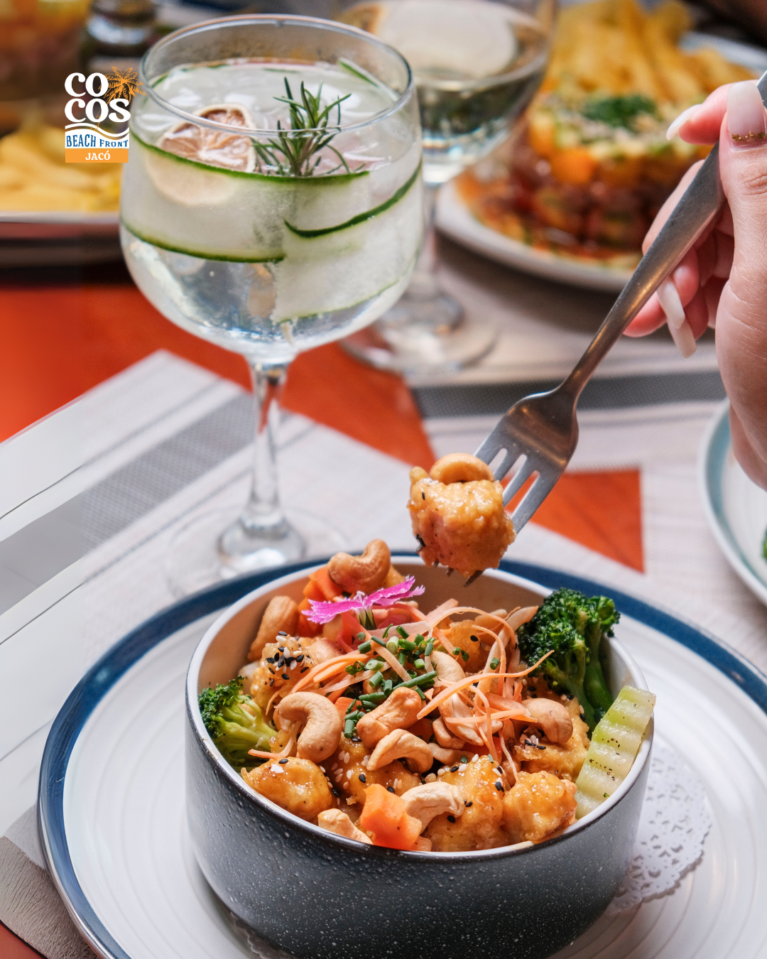 Bowl de camarones con copa de gin tonic