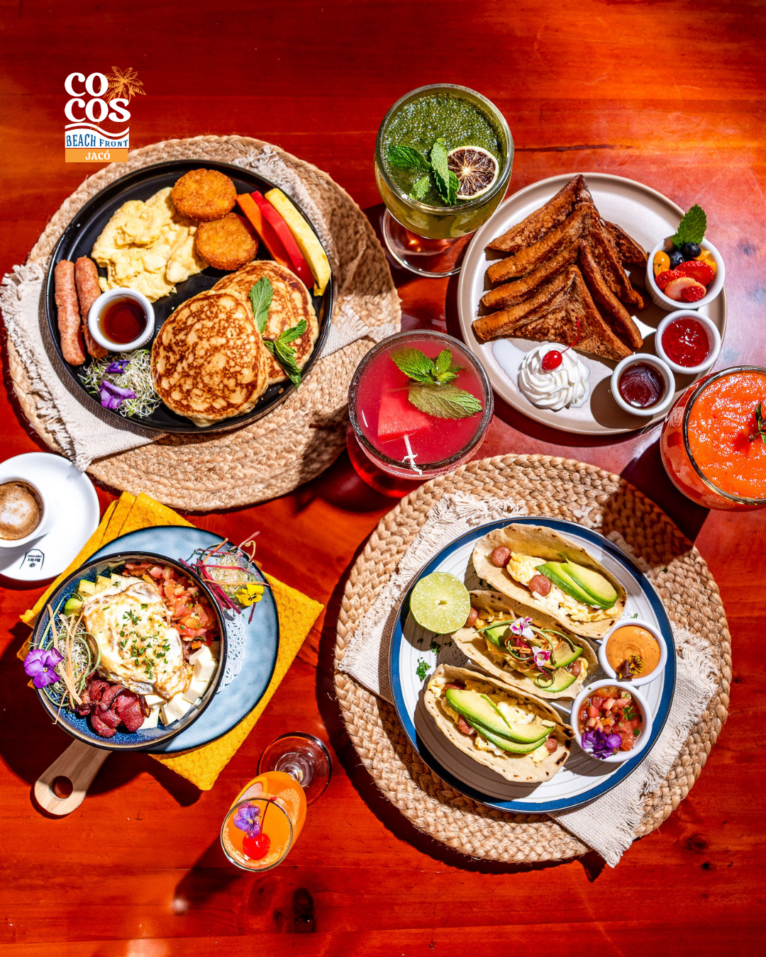 Variedad de desayunos en Cocos Jaco: pancakes, tacos, huevos y jugos