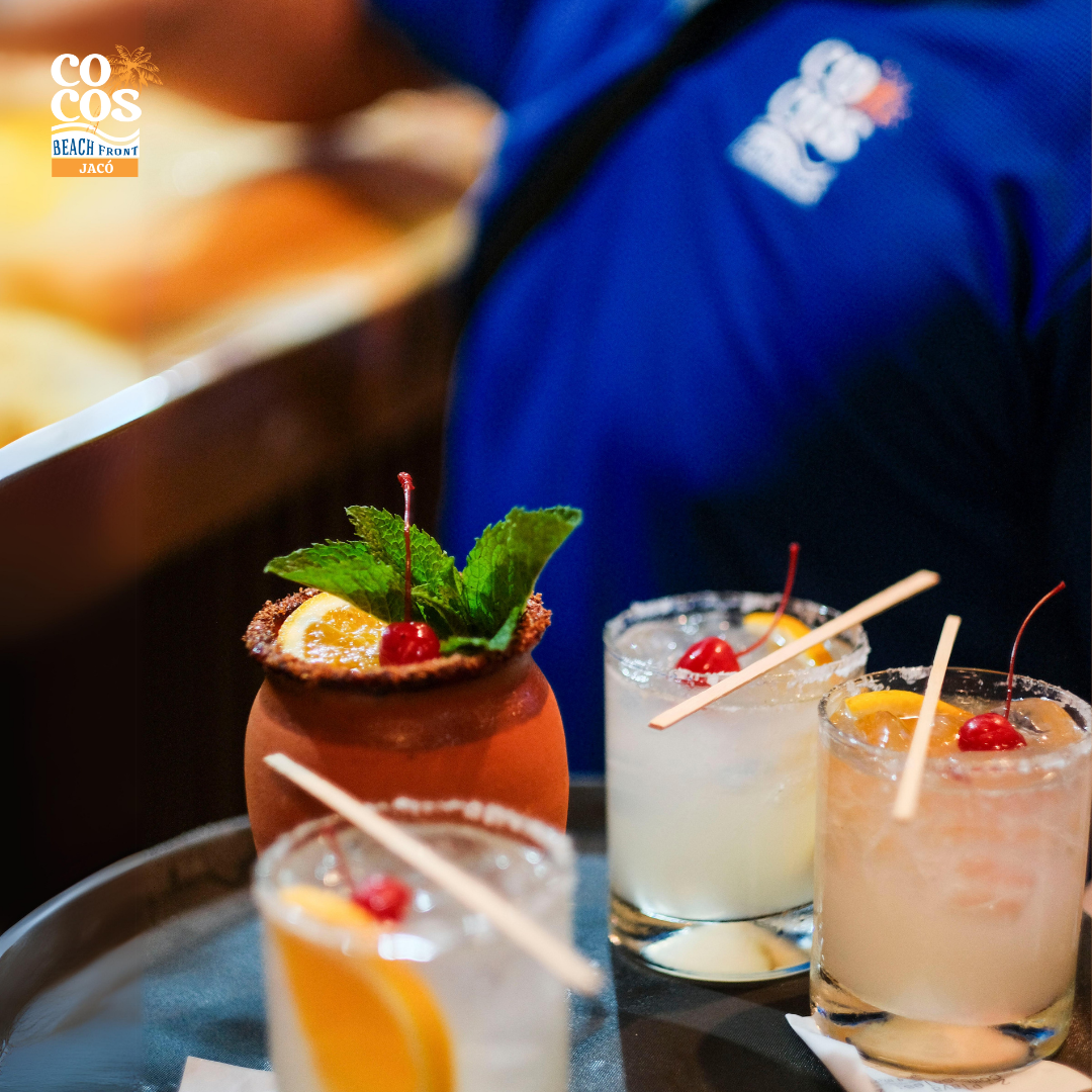 Selección de cócteles en la barra de Cocos Jaco