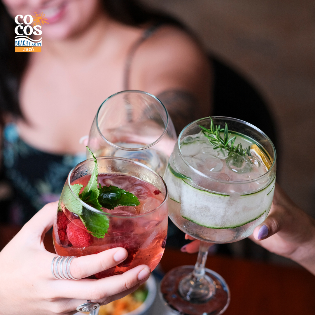 Brindis con cócteles en Cocos Jaco