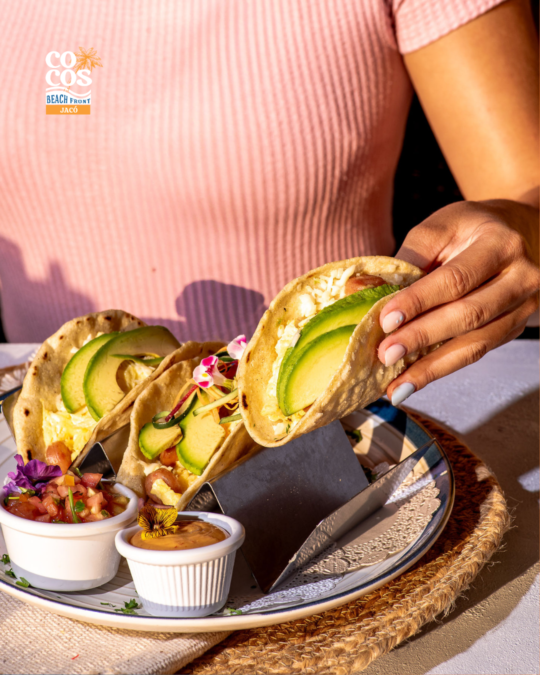 Tacos de desayuno con aguacate y vegetales frescos