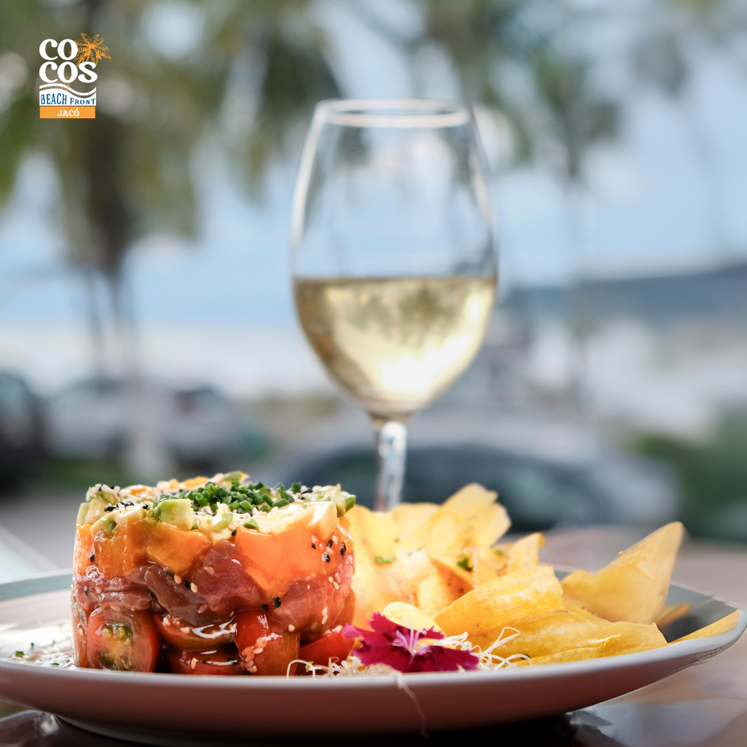 Tartare de atún con copa de vino blanco en Cocos Jaco Beachfront